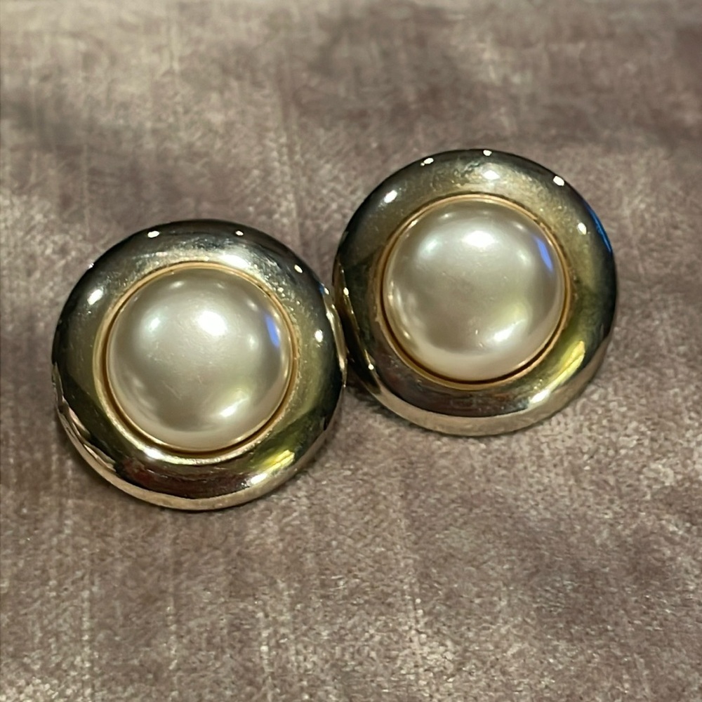 Vintage 80’s Sarah Coventry Pearl Clip On Signed Earrings Gold